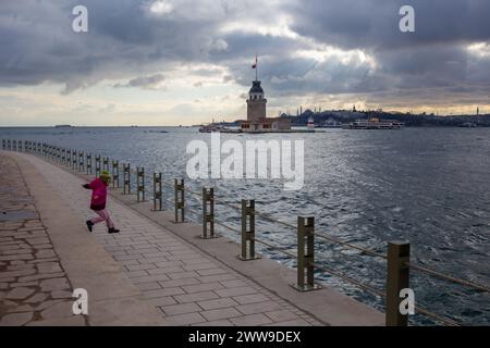 22 mars 2024 : Istanbul, Turquie, 22 mars 2024 : la pittoresque côte de Salacak, qui abrite l'emblématique Tour de la jeune fille, a été rajeunie sous la direction d'Ekrem Imamoglu, le maire d'Istanbul. Grâce aux efforts de la municipalité métropolitaine d'Istanbul, dirigée par Imamoglu, la côte nouvellement aménagée d'Uskudar Salacak, ornée de la présence de la Tour de la jeune fille, a été dévoilée au public. Crédit : ZUMA Press, Inc/Alamy Live News Banque D'Images