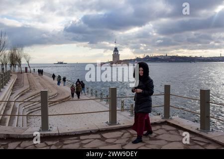 22 mars 2024 : Istanbul, Turquie, 22 mars 2024 : la pittoresque côte de Salacak, qui abrite l'emblématique Tour de la jeune fille, a été rajeunie sous la direction d'Ekrem Imamoglu, le maire d'Istanbul. Grâce aux efforts de la municipalité métropolitaine d'Istanbul, dirigée par Imamoglu, la côte nouvellement aménagée d'Uskudar Salacak, ornée de la présence de la Tour de la jeune fille, a été dévoilée au public. Crédit : ZUMA Press, Inc/Alamy Live News Banque D'Images