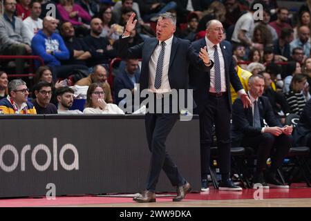 Milan, Italie. 22 mars 2024. EA7 EMPORIO ARMANI OLIMPIA MILANO VS FENERBAHCE BEKO ISTANBUL, ENTRAÎNEUR PRINCIPAL DE NELLA FOTO SARAS JASIKEVICIUS (FENERBAHCE BEKO ISTANBUL) pendant EA7 Emporio Armani Milano vs Fenerbah Beko Istanbul, match de basket Euroleague à Milan, Italie, 22 mars 2024 crédit : Agence photo indépendante/Alamy Live News Banque D'Images