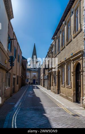 Une vue sur Cross Street à Peterborough, Royaume-Uni par une journée ensoleillée Banque D'Images