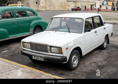 LA HAVANE, CUBA - 28 AOÛT 2023 : berline blanche Lada Riva 2107 (VAZ 1600) dans les rues de la Havane, Cuba Banque D'Images