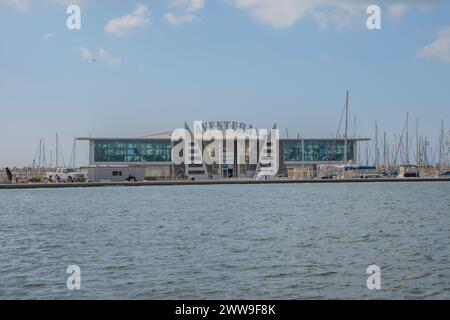 Ashdod Marina Lake – un nouveau lac construit dans le quartier de Marina (hébreu : רובע המרינה) d'Ashdod dans le sud d'Israël. Banque D'Images