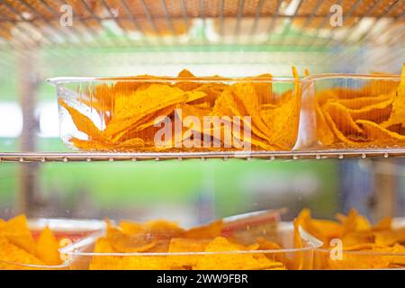 chips de pommes de terre avec différentes saveurs dans des récipients en plastique. cinéphile Banque D'Images