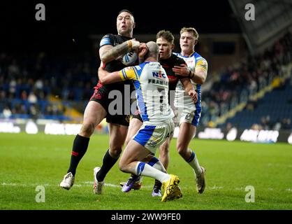 Curtis Sironen de St Helens (à gauche) est attaqué par Matt Frawley de Leeds Rhinos lors du match de la Betfred Challenge Cup au Headingley Stadium de Leeds. Date de la photo : vendredi 22 mars 2024. Banque D'Images