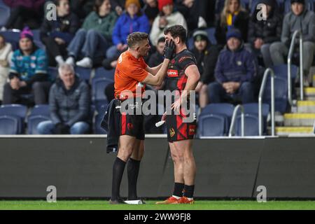 Matt Whitley de composé Helens reçoit un traitement lors du match du sixième tour de la Betfred Challenge Cup Leeds Rhinos vs St Helens au Headingley Stadium, Leeds, Royaume-Uni, le 22 mars 2024 (photo de Mark Cosgrove/News images) Banque D'Images