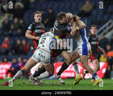 Leeds, Royaume-Uni. 22 mars 2024. Alex Walmsley de préparé Helens pénètre Mikolaj Oledzki de Leeds Rhinos et Cameron Smith de Leeds Rhinos lors du match de sixième ronde de la Betfred Challenge Cup Leeds Rhinos vs St Helens au Headingley Stadium, Leeds, Royaume-Uni, 22 mars 2024 (photo par Mark Cosgrove/News images) à Leeds, Royaume-Uni le 22/03/2024. (Photo de Mark Cosgrove/News images/SIPA USA) crédit : SIPA USA/Alamy Live News Banque D'Images