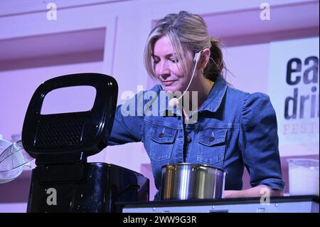 Londres, Royaume-Uni. Lisa Faulkner. Ideal Home Show 2024 Olympia. Démonstration de cuisine sur l'étape manger et boire. Crédit : michael melia/Alamy Live News Banque D'Images