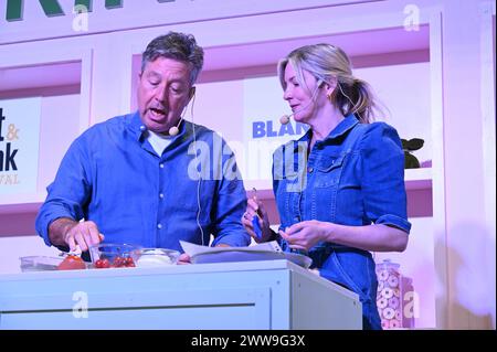 Londres, Royaume-Uni. John Torode, Lisa Faulkner. Ideal Home Show 2024 Olympia. Démonstration de cuisine sur l'étape manger et boire. Crédit : michael melia/Alamy Live News Banque D'Images