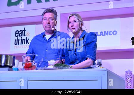 Londres, Royaume-Uni. John Torode, Lisa Faulkner. Ideal Home Show 2024 Olympia. Démonstration de cuisine sur l'étape manger et boire. Crédit : michael melia/Alamy Live News Banque D'Images