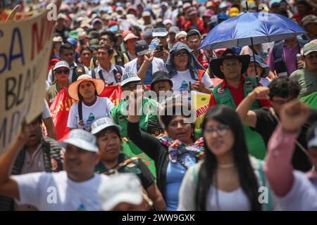 Lima, Pérou. 22 mars 2024. De nombreuses personnes participent à une manifestation contre la privatisation de l'approvisionnement en eau potable dans la capitale à l'occasion de la Journée mondiale de l'eau. Crédit : Gian Masko/dpa/Alamy Live News Banque D'Images