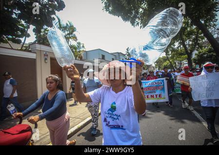 Lima, Pérou. 22 mars 2024. La population participe à une manifestation contre la privatisation de l'approvisionnement en eau potable dans la capitale à l'occasion de la Journée mondiale de l'eau. Crédit : Gian Masko/dpa/Alamy Live News Banque D'Images