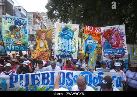 Lima, Pérou. 22 mars 2024. Les gens brandissent des pancartes pour «défendre l'eau» lors d'une manifestation contre la privatisation de l'approvisionnement en eau potable dans la capitale à l'occasion de la Journée mondiale de l'eau. Crédit : Gian Masko/dpa/Alamy Live News Banque D'Images