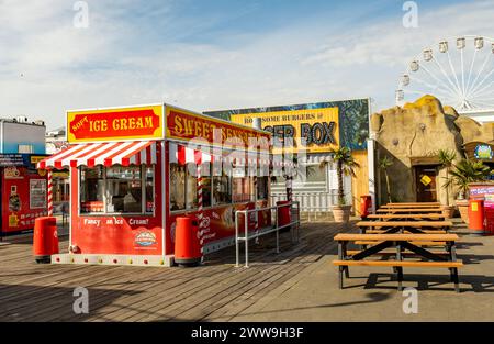 Clacton-on-Sea, Essex, Royaume-Uni – 20 mars 2024. Crème glacée et étal sucré sur la jetée Clacton Banque D'Images