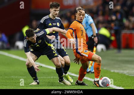 AMSTERDAM - (g-d) Andrew Robertson d'Écosse, Kieran Tierney d'Écosse, Xavi Simons de Hollande lors du match amical Interland entre les pays-Bas et l'Écosse au Johan Cruijff Arena le 22 mars 2024 à Amsterdam, pays-Bas. ANP KOEN VAN WEEL Banque D'Images