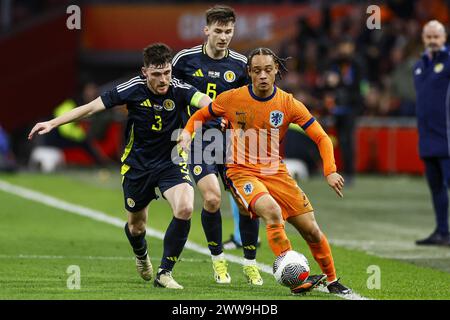 AMSTERDAM - (g-d) Andrew Robertson d'Écosse, Kieran Tierney d'Écosse, Xavi Simons de Hollande lors du match amical Interland entre les pays-Bas et l'Écosse au Johan Cruijff Arena le 22 mars 2024 à Amsterdam, pays-Bas. ANP KOEN VAN WEEL Banque D'Images