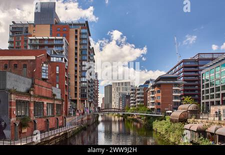 Vue en hauteur le long de la rivière Irwell montrant des appartements modernes à Spinningfields et Ralli Quays à la frontière entre Manchester et Salford. Banque D'Images