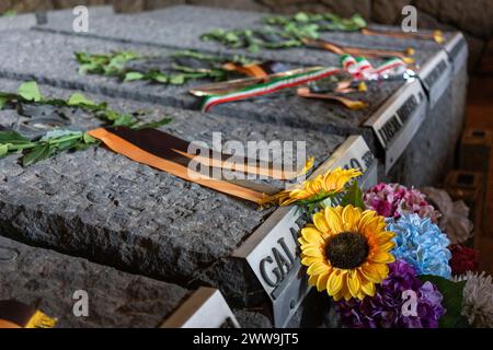 Rome, Italie. 22 mars 2024. Vue détaillée sur les tombes des victimes marquant le 80e anniversaire du massacre de fosse Ardéatine. Le massacre de 335 civils et prisonniers politiques de fosse Ardéatine a été perpétré dans cette grotte de Rome le 24 mars 1944 par les troupes d'occupation allemandes pendant la seconde Guerre mondiale en représailles à une attaque partisane menée la veille dans le centre de Rome contre le SS police Regiment Bozen. Crédit : SOPA images Limited/Alamy Live News Banque D'Images