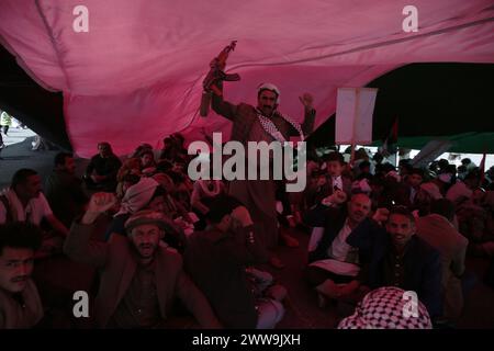 Sanaa, Yémen. 22 mars 2024. YÉMEN. Des partisans houthis manifestent contre les États-Unis et Israël Credit : Hamza Ali/Alamy Live News Banque D'Images