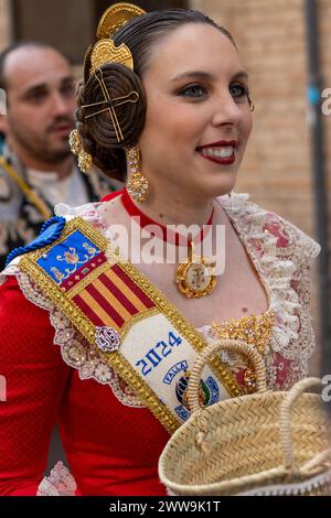 Grâce valencienne à Gandia. La tenue d’une Fallera raconte une histoire de tradition et de fierté. Chaque point et pli témoigne de l'esprit durable de la FAL Banque D'Images