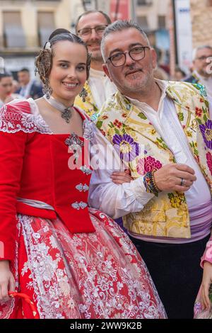 Un homme et une femme ornés de vêtements Fallas célébrant à Gandia, Valence. Capturez l'esprit du Festival des Fallas à travers la robe traditionnelle et JO Banque D'Images