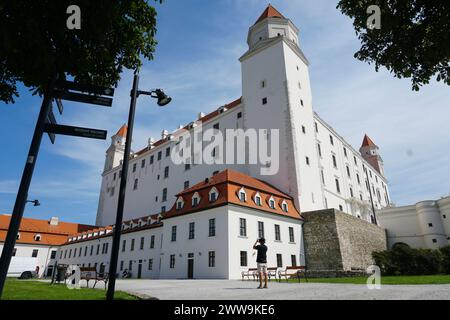 Bratislava, Slovaquie, 25 août 2023 : bâtiment du château blanc par jour ensoleillé Banque D'Images