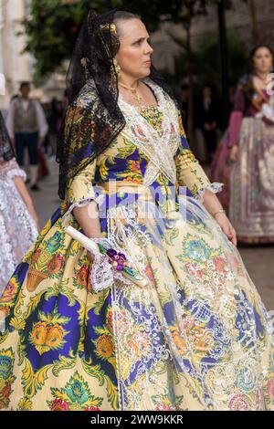 Vibrance valencienne dans les festivités de Gandia. Une tenue de Fallera, resplendissante de tradition, parcourt l’élégance intemporelle du festival. Banque D'Images