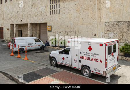 Cartagena, Colombie - 25 juillet 2023 : gros plan Croix Rouge Blanche Amculance van garé sur le côté du centre des congrès Banque D'Images