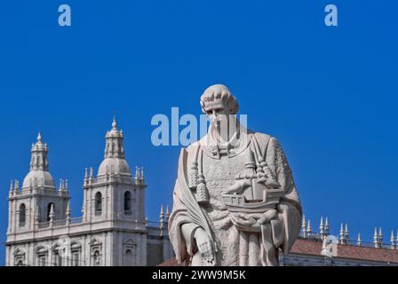 San Vicente de Fora (composé Vincent, saint patron de la ville) statue et composé Église Vincent, un ancien monastère dans le quartier Alfama de Lisbonne, Portugal Banque D'Images