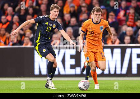 Amsterdam, pays-Bas. 22 mars 2024. AMSTERDAM, PAYS-BAS - 22 MARS : Jack Hendry d'Écosse, Mats Wieffer des pays-Bas combattent pour le ballon lors du match amical international entre les pays-Bas et l'Écosse au Johan Cruijff Arena le 22 mars 2024 à Amsterdam, pays-Bas. (Photo de Peter Lous/Orange Pictures) crédit : Orange pics BV/Alamy Live News Banque D'Images