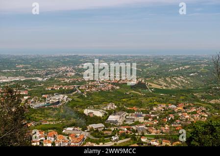 Vue du haut du château de Saint-Marin vers la mer et sur Rimini, Italie Banque D'Images