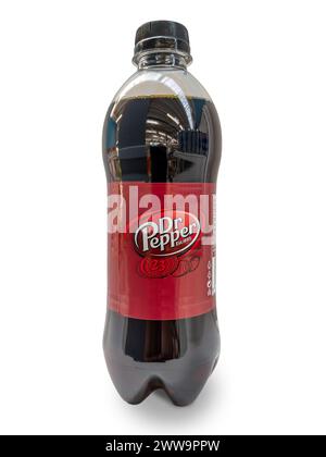 Italie - 20 mars 2024 : boisson gazeuse Dr Pepper en bouteille plastique isolée sur blanc avec chemin de découpage inclus, c'est un carbonat américain non alcoolisé Banque D'Images