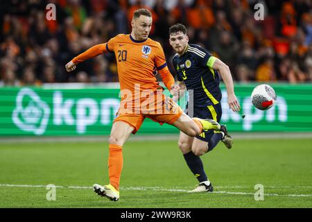 AMSTERDAM - (g-d) Teun Koopmeiners de Hollande, Andrew Robertson d'Ecosse lors du match amical Interland entre les pays-Bas et l'Ecosse à la Johan Cruijff Arena le 22 mars 2024 à Amsterdam, pays-Bas. ANP KOEN VAN WEEL Banque D'Images