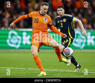 AMSTERDAM - (g-d) Teun Koopmeiners de Hollande, Andrew Robertson d'Ecosse lors du match amical Interland entre les pays-Bas et l'Ecosse à la Johan Cruijff Arena le 22 mars 2024 à Amsterdam, pays-Bas. ANP KOEN VAN WEEL Banque D'Images