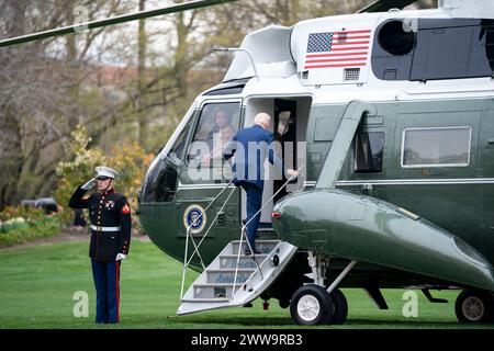 Washington, États-Unis. 22 mars 2024. Le président Joe Biden embarque à bord de Marine One en route vers le Delaware à la Maison Blanche à Washington, DC le vendredi 22 mars 2024. Photo de Bonnie Cash/UPI crédit : UPI/Alamy Live News Banque D'Images