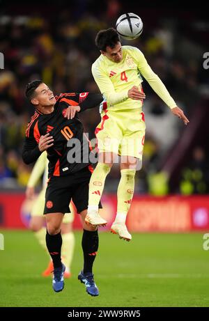 Le colombien James Rodriguez (à gauche) et l’espagnol Martin Zubimendi se battent pour une tête lors d’un match amical international au stade de Londres. Date de la photo : vendredi 22 mars 2024. Banque D'Images