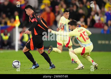 Le colombien James Rodriguez (à gauche) et l’espagnol Alex Baena s’affrontent pour le ballon lors d’un match amical international au stade de Londres. Date de la photo : vendredi 22 mars 2024. Banque D'Images