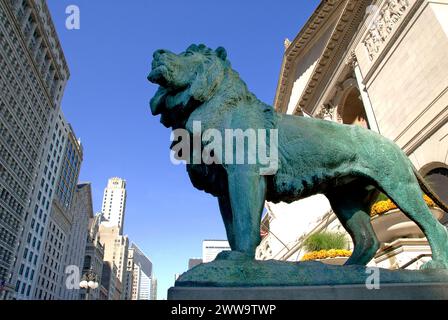 Monument célèbre, les lions de bronze se dressent à l'entrée de l'Art Institute of Chicago - les lions ont été finis en 1894 par le sculpteur Edward Kemeys Banque D'Images