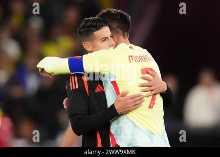 Le colombien James Rodriguez (à gauche) embrasse l’espagnol Alvaro Morata après un match amical international au stade de Londres. Date de la photo : vendredi 22 mars 2024. Banque D'Images