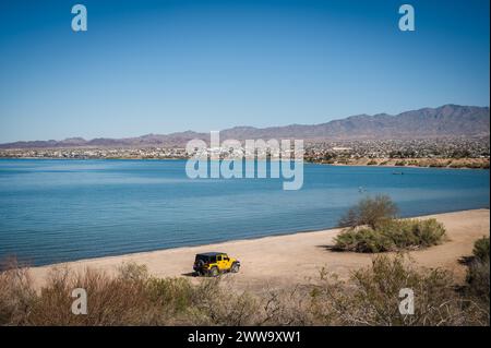 Une Jeep jaune longe les rives du lac Havasu Arizona, États-Unis. Banque D'Images