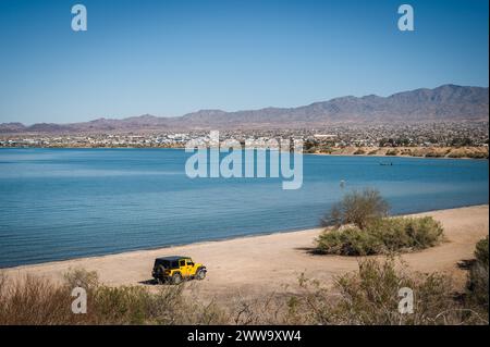 Une Jeep jaune longe les rives du lac Havasu Arizona, États-Unis. Banque D'Images