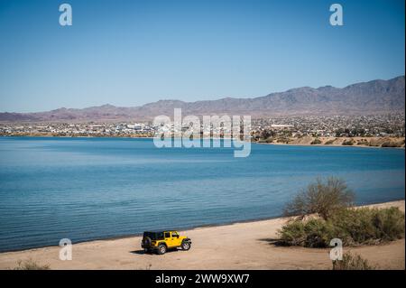 Une Jeep jaune longe les rives du lac Havasu Arizona, États-Unis. Banque D'Images