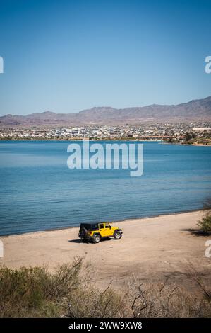 Une Jeep jaune longe les rives du lac Havasu Arizona, États-Unis. Banque D'Images