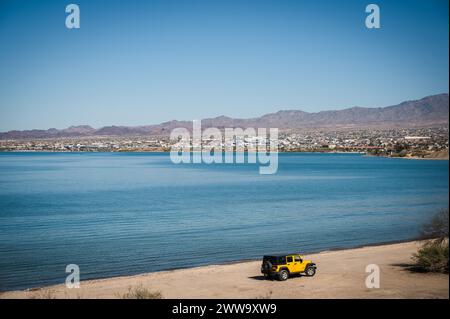 Une Jeep jaune longe les rives du lac Havasu Arizona, États-Unis. Banque D'Images