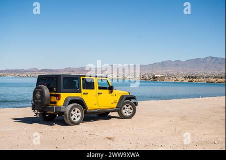 Une Jeep jaune longe les rives du lac Havasu Arizona, États-Unis. Banque D'Images