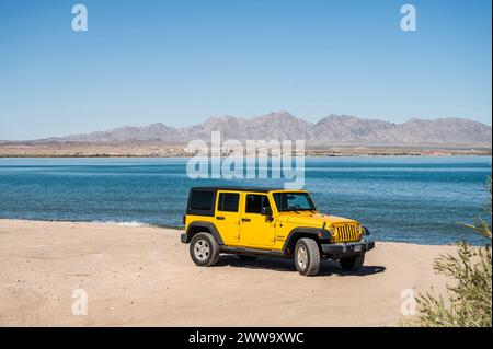 Une Jeep jaune longe les rives du lac Havasu Arizona, États-Unis. Banque D'Images