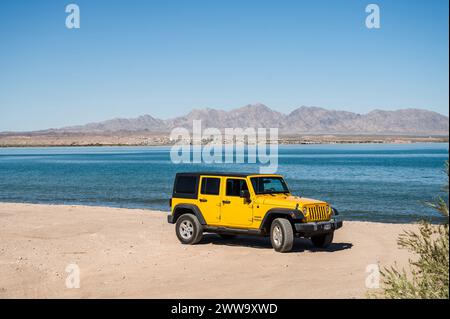 Une Jeep jaune longe les rives du lac Havasu Arizona, États-Unis. Banque D'Images