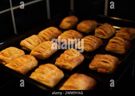 Pâtisserie maison farcie de sauce tomate et de graines de sésame saupoudrées Banque D'Images