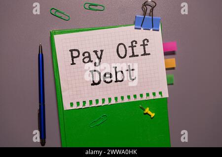 Travaillez plus intelligemment texte payez la dette sur feuille blanche avec stylo, calculatrice et tableaux Banque D'Images