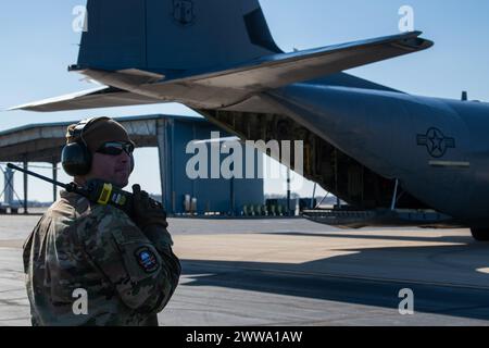 Giovanni Plascencia, mécanicien de la 122e escadre de chasse, supervise le ravitaillement en carburant d'un avion C-130J Hercules affecté à la 143e escadre de transport aérien lors d'un exercice conjoint Agile combat Employment (ACE) à la 122e escadre de chasse à Fort Wayne, Indiana, le 14 février 2024. La 143rd Airlift Wing et la 122nd Fighter Wing ont effectué l'exercice pour mettre en pratique le concept opérationnel ACE, une méthode qui met l'accent sur la flexibilité, l'adaptabilité et les aviateurs multi-capacités. (Photo de la Garde nationale aérienne américaine par Airman 1re classe Halley Clark) Banque D'Images