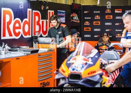 Portimao, Portugal. 22 mars 2024. Jack Miller de l'Australie de l'équipe Red Bull KTM Factory Racing vu avant le départ de la deuxième course d'essais libres MotoGP du Grand Prix de Tissot qui s'est tenue sur le circuit international d'Algarve. Crédit : SOPA images Limited/Alamy Live News Banque D'Images